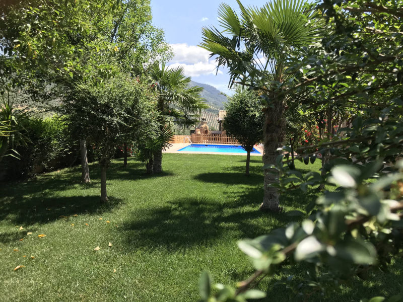 El jardín de la piscina de la Casa Rural Huerta del Cura